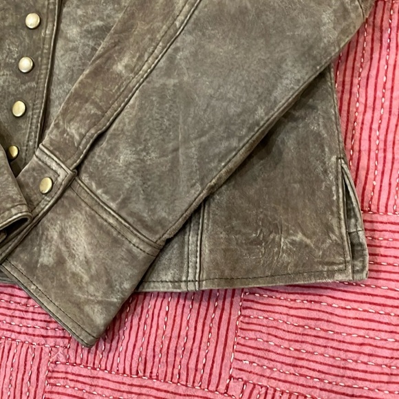 Coldwater Creek Brown suede Leather Jacket with Classic fitted design and snaps - Picture 4 of 16
